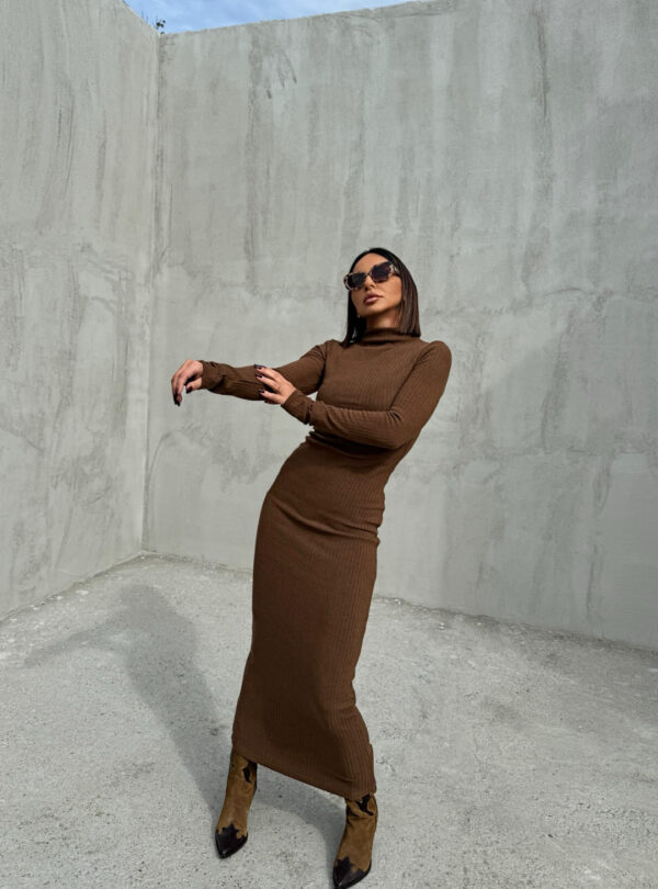 Duga basic rolka haljina dugih rukava od rebraste trikotaže čokoladno braon boje