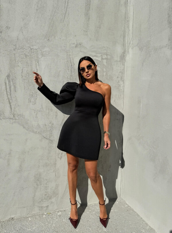 Mini asimetrična crna haljina sa jednim puf rukavom od skube