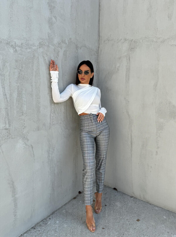 Svetlo sive karirane cigaret pantalone visokog struka sa ukrasnim štepovima