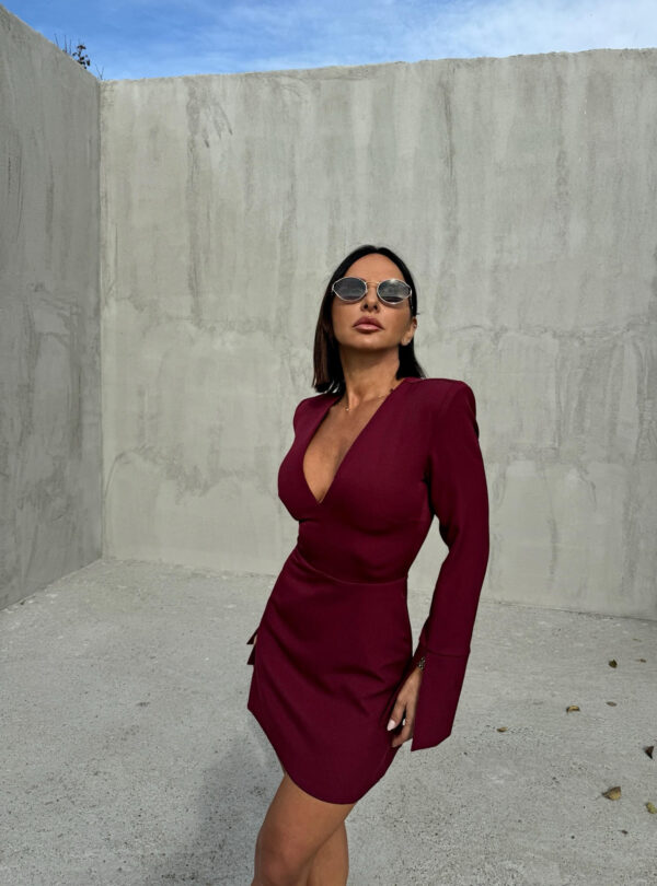 Mini elegantna haljina dugih rasečenih rukava i V dekoltea bordo boje