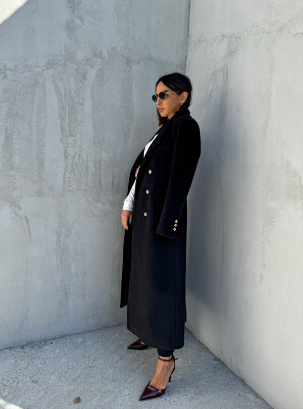 Klasični crni kaput midi dužine dvoredog kopčanja