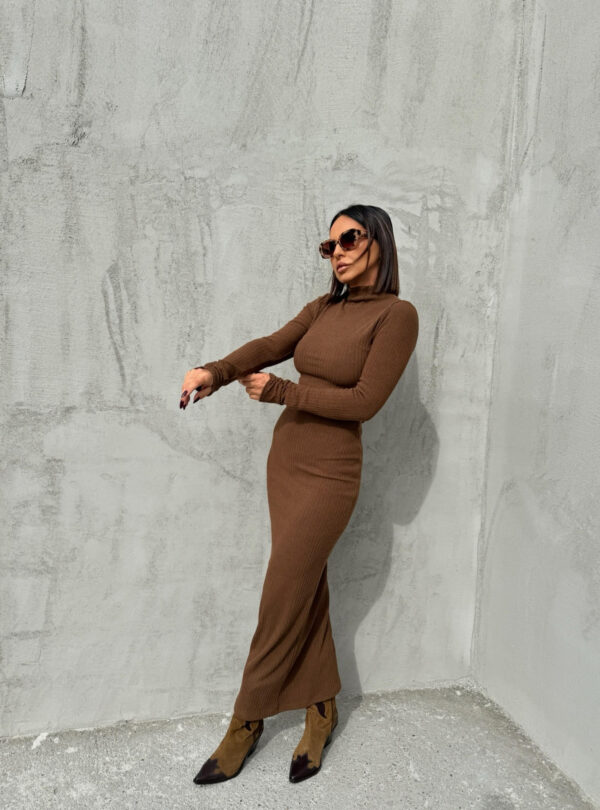 Duga basic rolka haljina dugih rukava od rebraste trikotaže čokoladno braon boje
