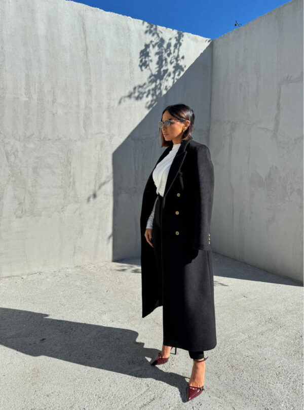 Klasični crni kaput midi dužine dvoredog kopčanja