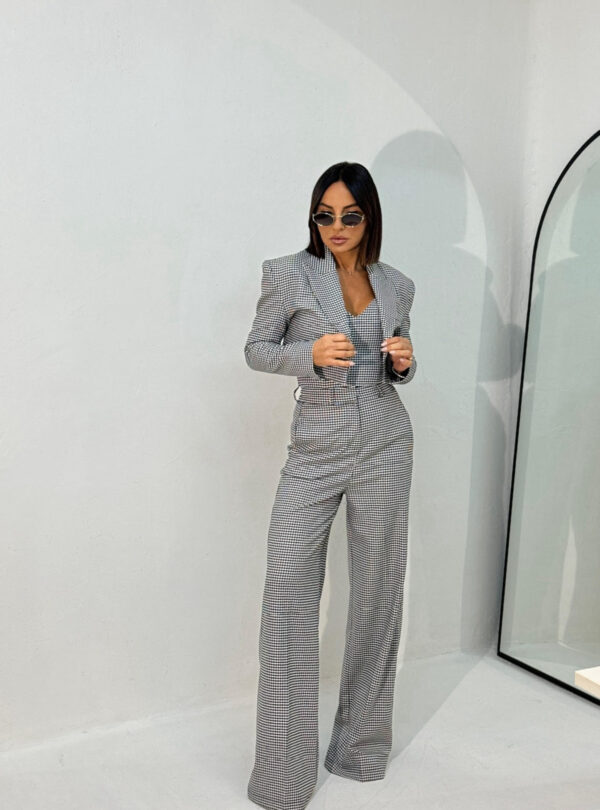 Pepito trendi odelo sa kraćim blejzerom i zvonastim pantalonama visokog struka