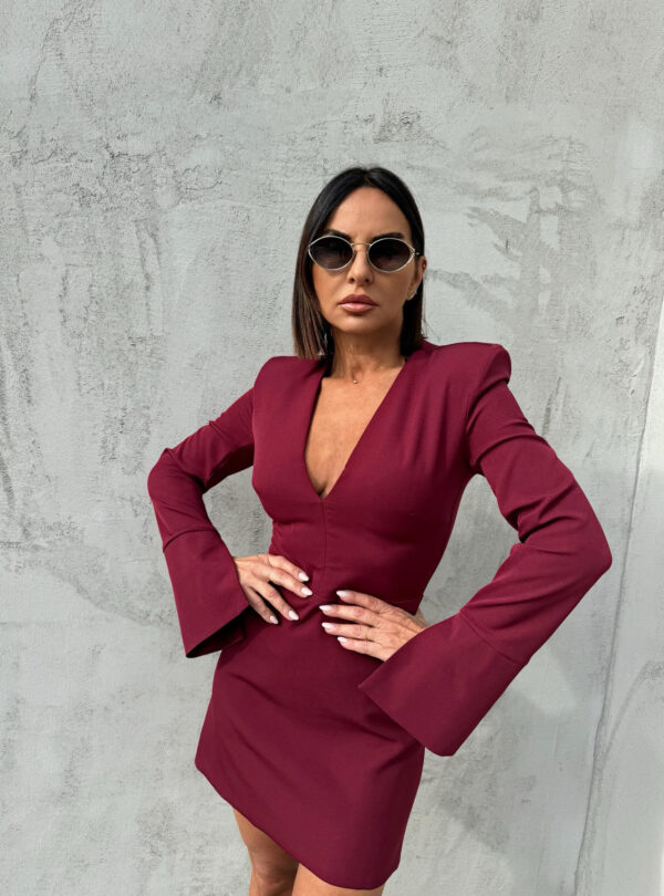 Mini elegantna haljina dugih rasečenih rukava i V dekoltea bordo boje