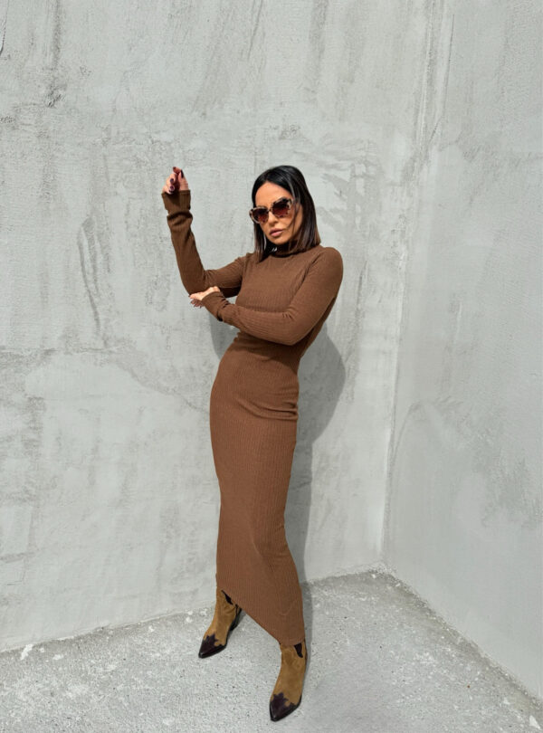 Duga basic rolka haljina dugih rukava od rebraste trikotaže čokoladno braon boje