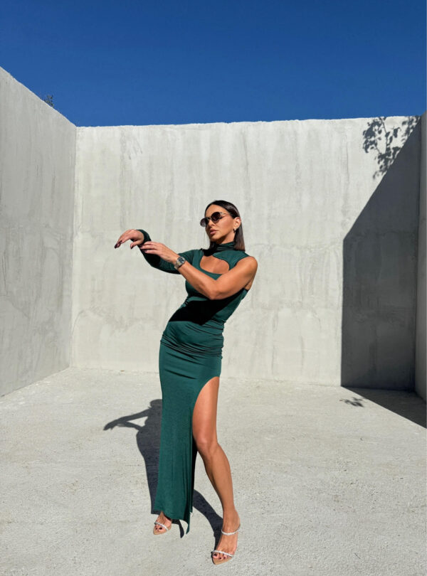 Duga petrolej zelena asimetrična haljina sa jednim rukavom i dubokim šlicem sa rasečenim dekolteom i rolka kragnom