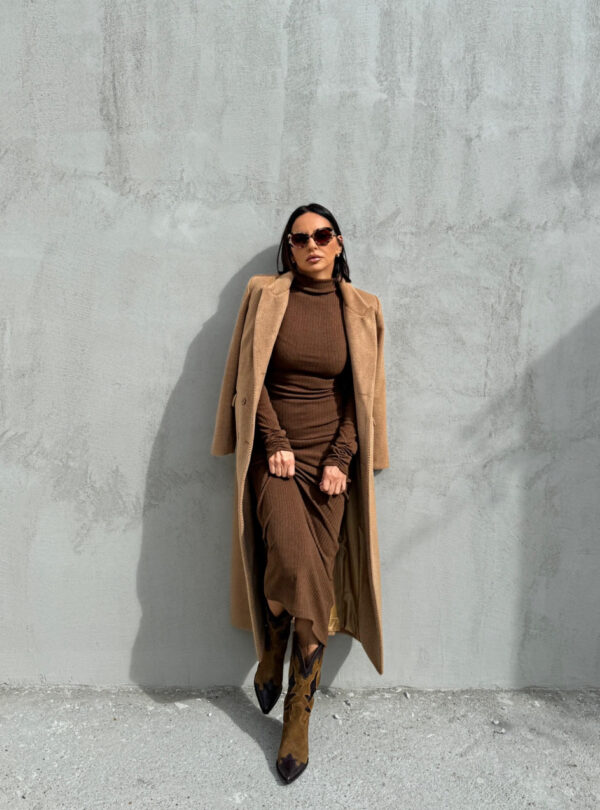 Duga basic rolka haljina dugih rukava od rebraste trikotaže čokoladno braon boje