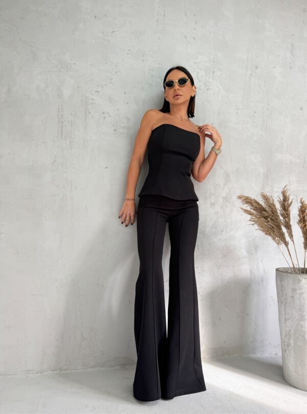 Trendi crne zvonaste pantalone visokog struka