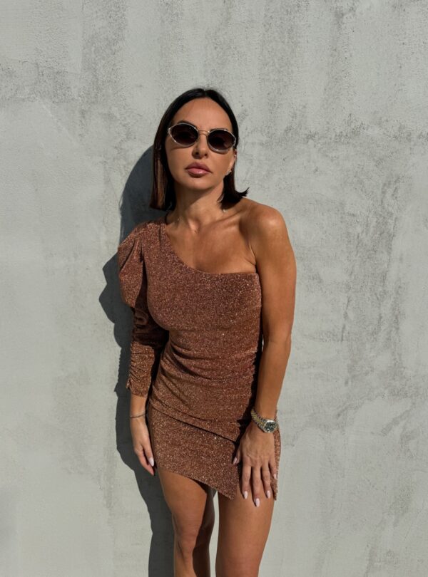 Mini asimetrična svetlucava braon haljina sa jednim puf rukavom nijanse lešnika