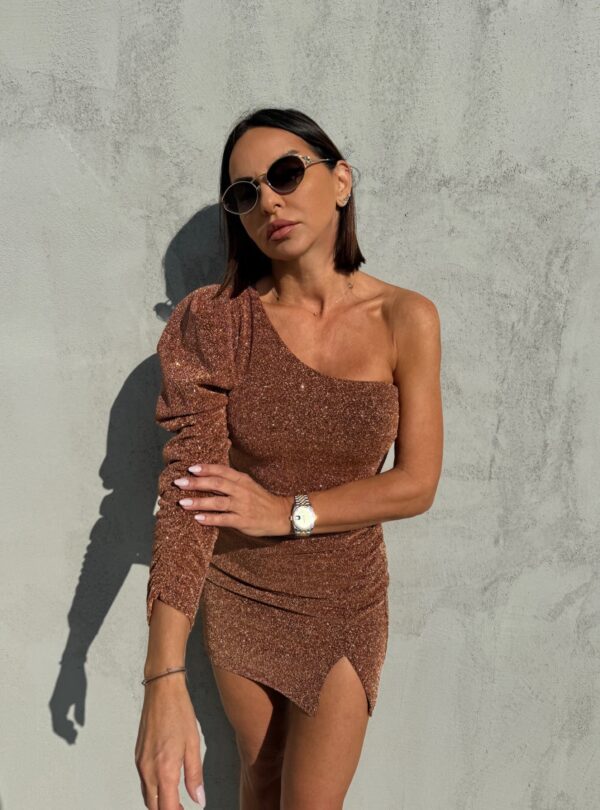 Mini asimetrična svetlucava braon haljina sa jednim puf rukavom nijanse lešnika