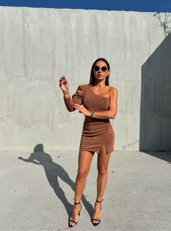 Mini asimetrična svetlucava braon haljina sa jednim puf rukavom nijanse lešnika