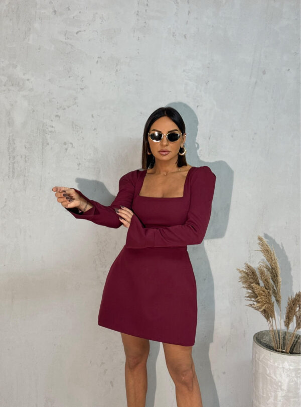 Mini bordo haljina dugih blago rasečenih rukava kvadratnog dekoltea i istaknutih ramena od skube