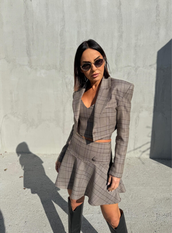 Kratak karirani trendi sako zemljanih tonova