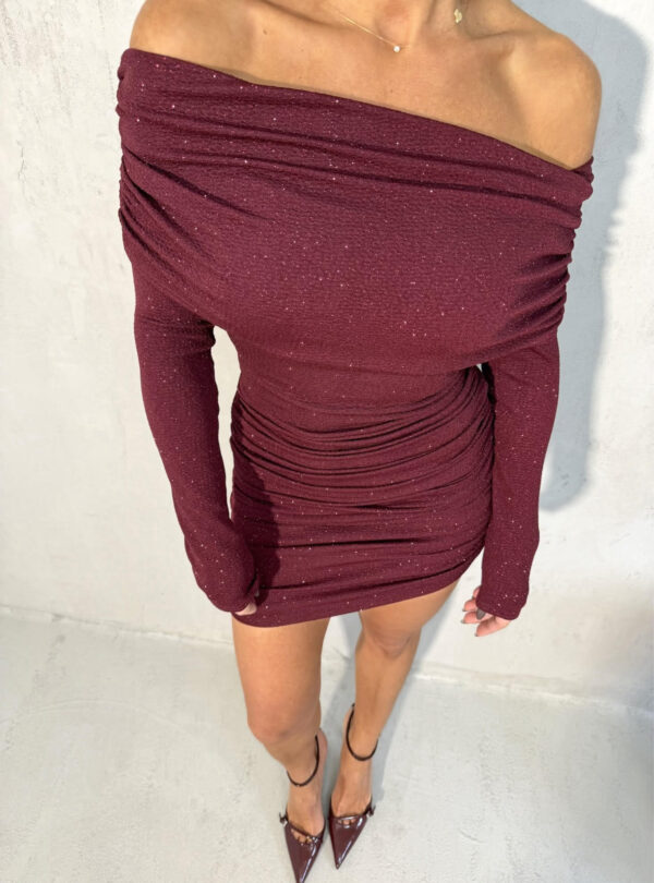 Mini svetlucava haljina dugih rukava i spuštenih ramena bordo boje