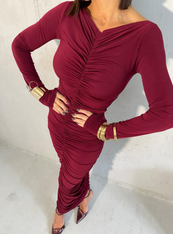Duga uska naborana haljina dugih rukava bordo boje