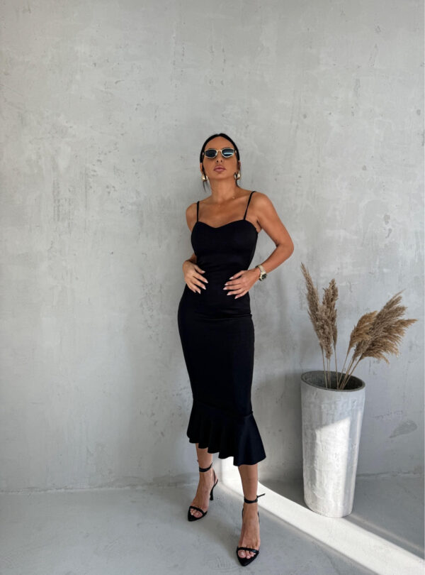 Uska elegantna crna sirena haljina ispod kolena na bretele sa karnerom