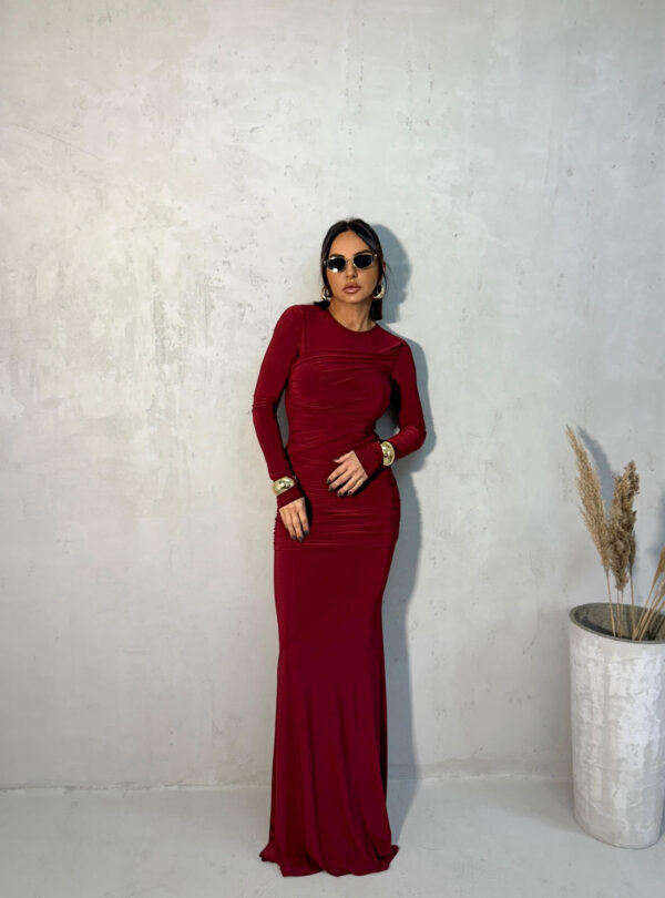 Duga uska elegantna bordo haljina dugih rukava sa naborima preko grudi i bokova