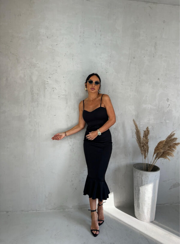 Uska elegantna crna sirena haljina ispod kolena na bretele sa karnerom