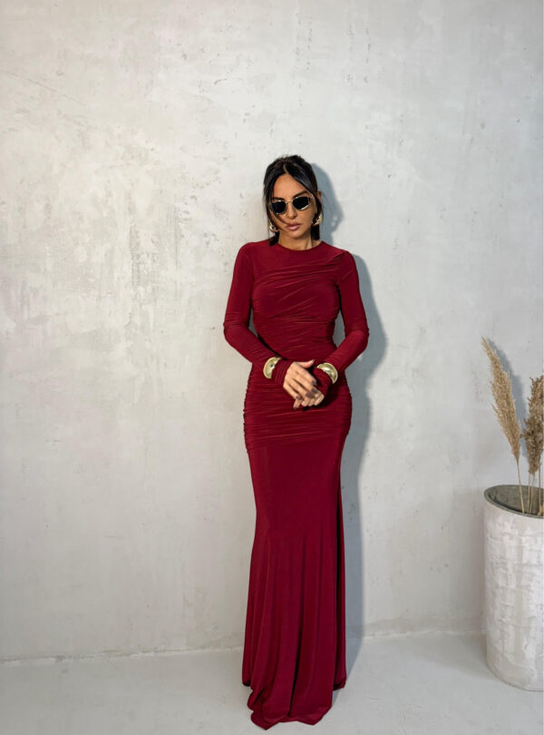 Duga uska elegantna bordo haljina dugih rukava sa naborima preko grudi i bokova