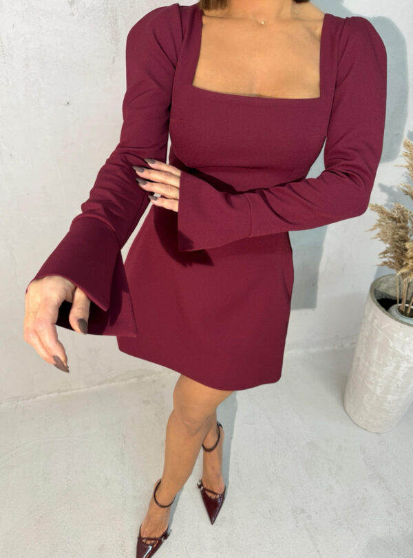 Mini bordo haljina dugih blago rasečenih rukava kvadratnog dekoltea i istaknutih ramena od skube