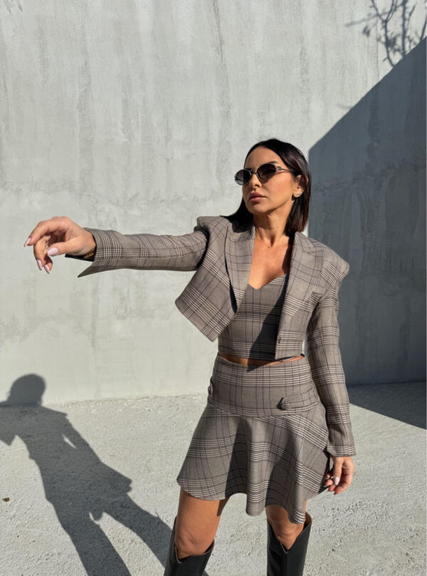 Kratak karirani trendi sako zemljanih tonova