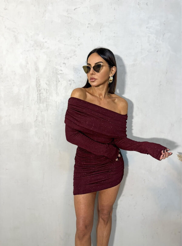 Mini svetlucava haljina dugih rukava i spuštenih ramena bordo boje