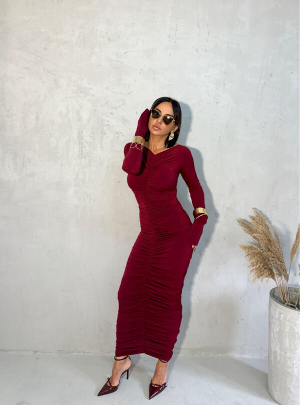 Duga uska naborana haljina dugih rukava bordo boje