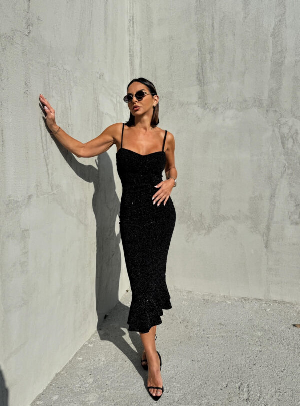 Elegantna crna svetlucava uska sirena haljina na bretele ispod kolena