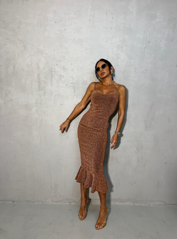 Elegantna braon svetlucava uska sirena haljina na bretele ispod kolena