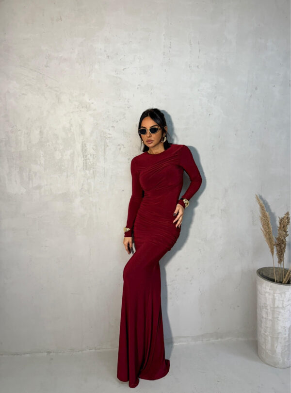 Duga uska elegantna bordo haljina dugih rukava sa naborima preko grudi i bokova