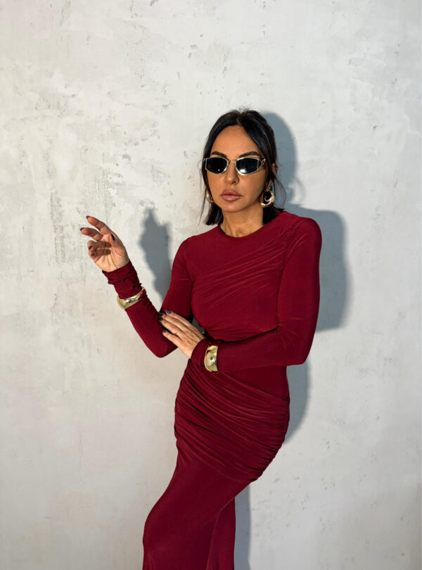 Duga uska elegantna bordo haljina dugih rukava sa naborima preko grudi i bokova