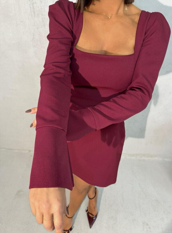 Mini bordo haljina dugih blago rasečenih rukava kvadratnog dekoltea i istaknutih ramena od skube