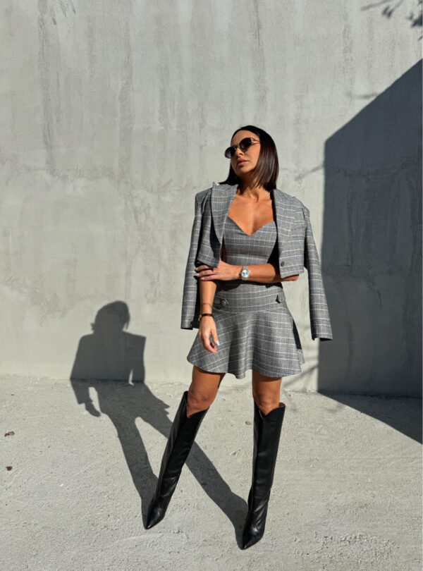 Kratak sivi karirani trendi sako