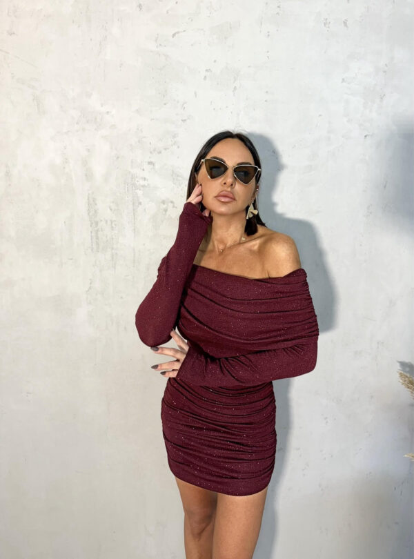 Mini svetlucava haljina dugih rukava i spuštenih ramena bordo boje