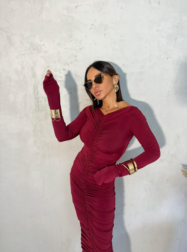 Duga uska naborana haljina dugih rukava bordo boje