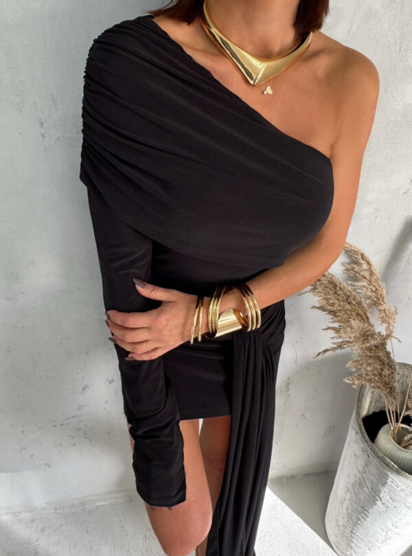 Elegantna mini asimetrična crna haljina sa jednim rukavom i dekorativnim vezivanjem na kukovima