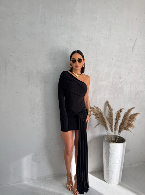 Elegantna mini asimetrična crna haljina sa jednim rukavom i dekorativnim vezivanjem na kukovima