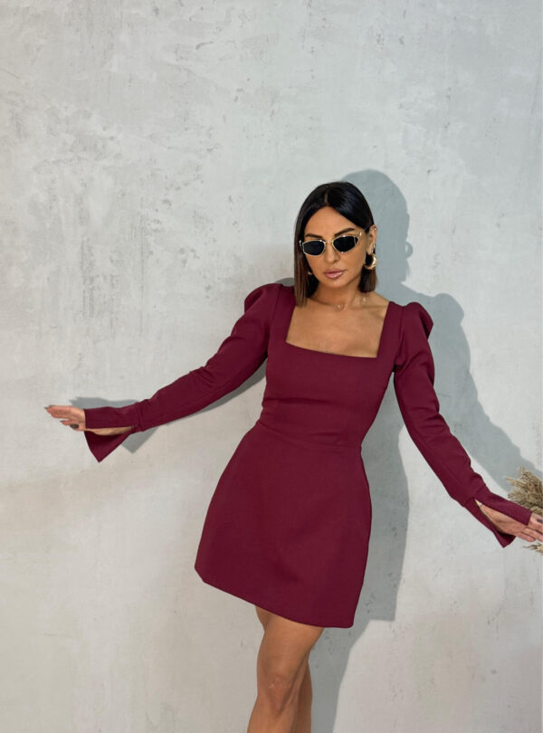 Mini bordo haljina dugih blago rasečenih rukava kvadratnog dekoltea i istaknutih ramena od skube