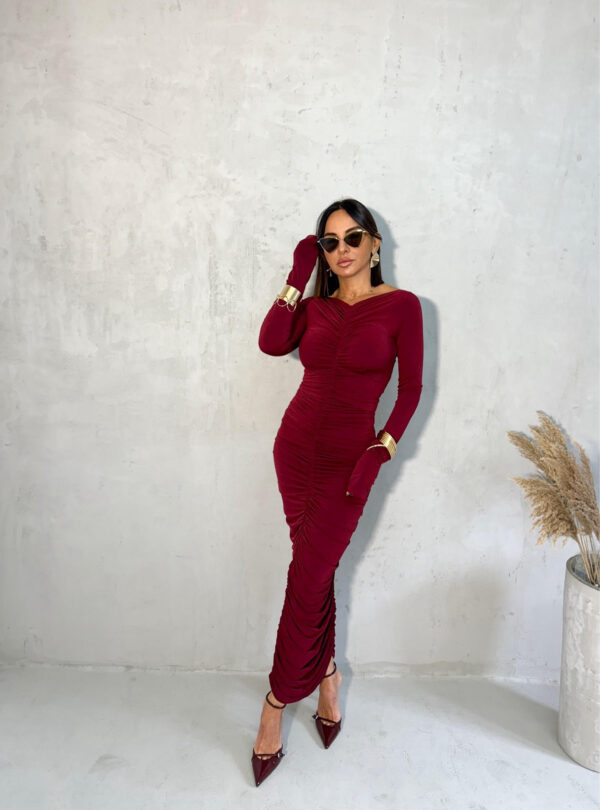 Duga uska naborana haljina dugih rukava bordo boje