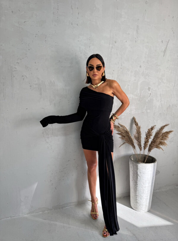 Elegantna mini asimetrična crna haljina sa jednim rukavom i dekorativnim vezivanjem na kukovima