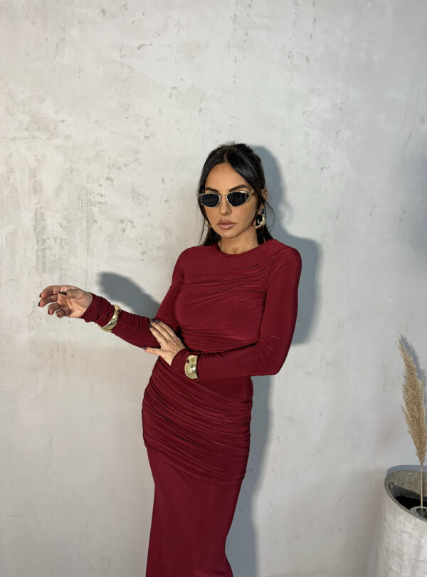 Duga uska elegantna bordo haljina dugih rukava sa naborima preko grudi i bokova