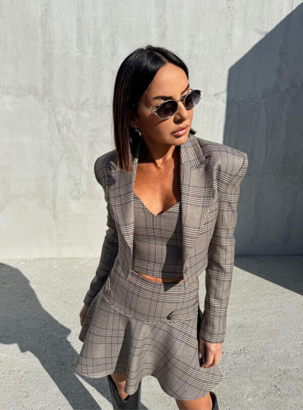 Kratak karirani trendi sako zemljanih tonova