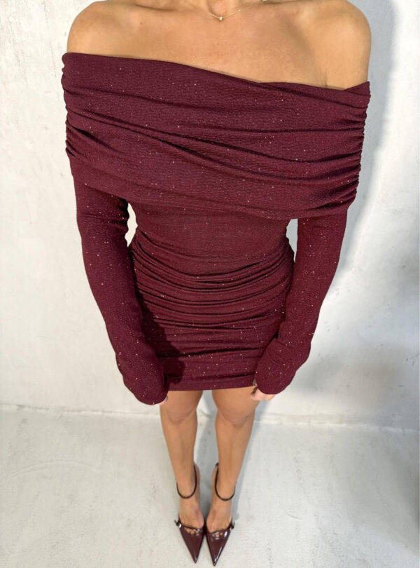 Mini svetlucava haljina dugih rukava i spuštenih ramena bordo boje