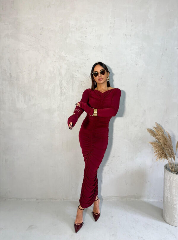 Duga uska naborana haljina dugih rukava bordo boje