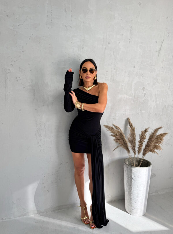 Elegantna mini asimetrična crna haljina sa jednim rukavom i dekorativnim vezivanjem na kukovima