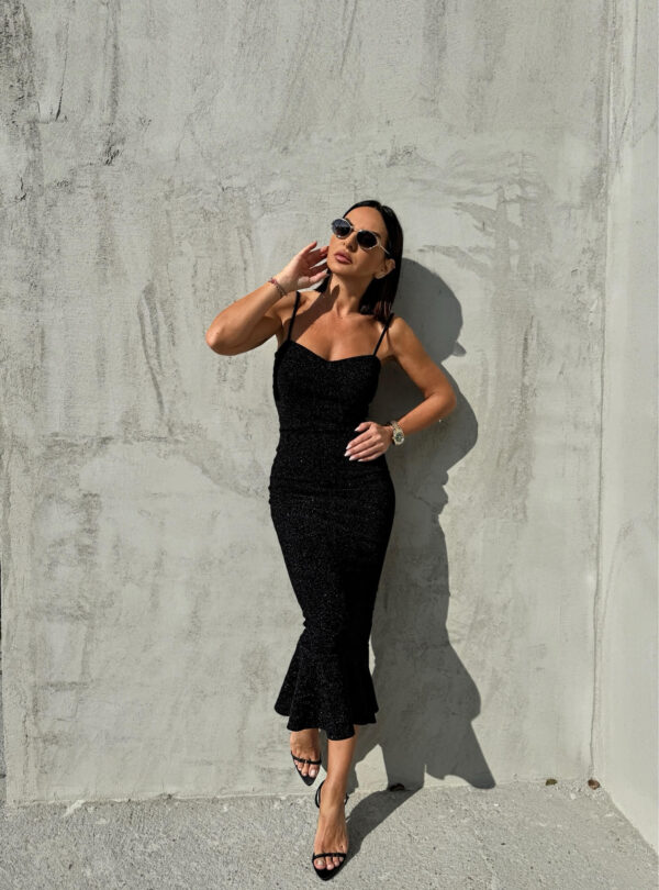 Elegantna crna svetlucava uska sirena haljina na bretele ispod kolena