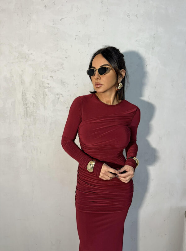 Duga uska elegantna bordo haljina dugih rukava sa naborima preko grudi i bokova