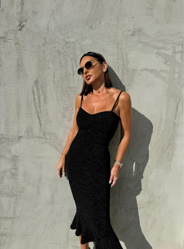 Elegantna crna svetlucava uska sirena haljina na bretele ispod kolena