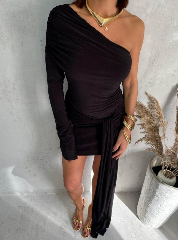 Elegantna mini asimetrična crna haljina sa jednim rukavom i dekorativnim vezivanjem na kukovima